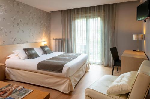 Tempat tidur dalam kamar di Hotel La Chaumière