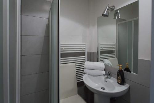 得利雅斯特的住宿－Centro Città Teatro，白色的浴室设有水槽和镜子