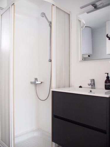un baño con lavabo y ducha en Miramar 6A, en Roses
