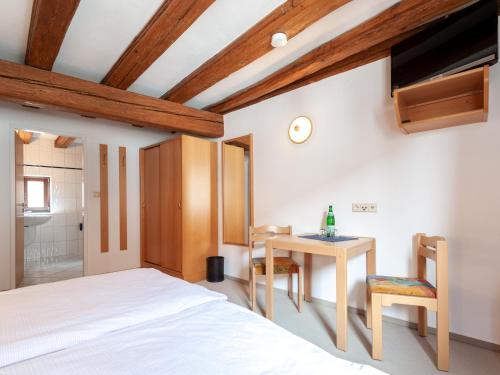 Una cama o camas en una habitación de Gästezimmer im Weingut Wolf