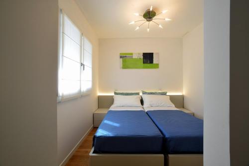una camera con 2 letti e un ventilatore a soffitto di Residence Due Perle a Lignano Sabbiadoro