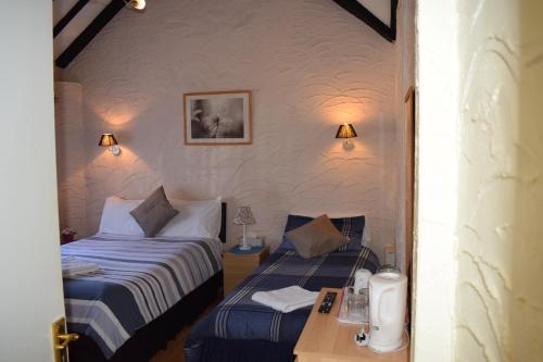 Postel nebo postele na pokoji v ubytování Gatwick Castle B&B