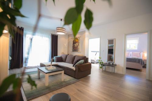 un salon avec un canapé et une table dans l'établissement Apartman Luna, à Šibenik