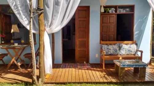 um quarto com um alpendre com uma cadeira e uma mesa em Casa Marcela em Barra Grande