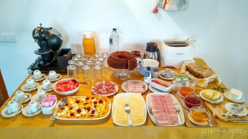 una tavola con piatti di cibo su un tavolo di O Monte da Estrada a Zambujeira do Mar