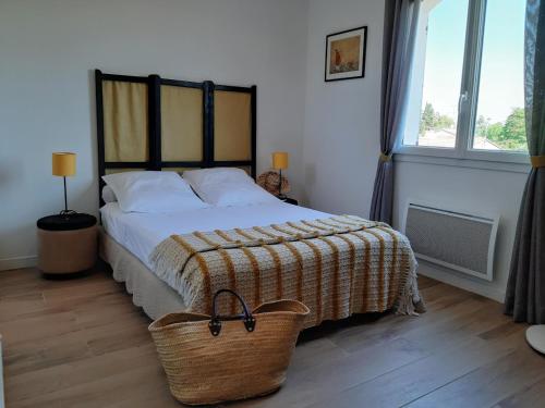 - une chambre avec un lit et un panier à l'étage dans l'établissement Les Coronilles, à Saint-Maximin-la-Sainte-Baume