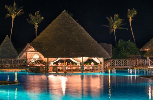 Bazén v ubytování Neptune Pwani Beach Resort & Spa Zanzibar - All Inclusive nebo v jeho okolí