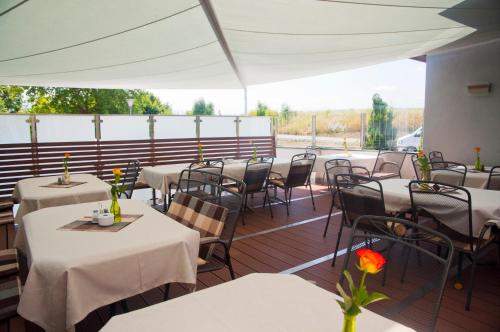 un restaurant avec des tables et des chaises sur une terrasse dans l'établissement Gasthof Alpenblick, à Sierning