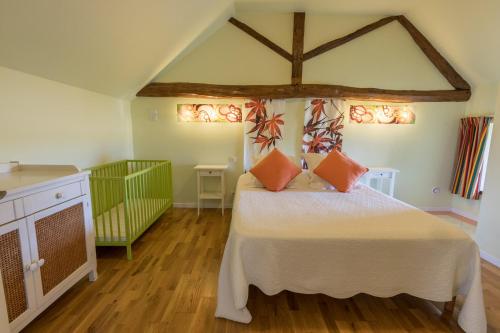1 dormitorio con 1 cama con almohadas de color naranja en Le Médiéval, en Lerné