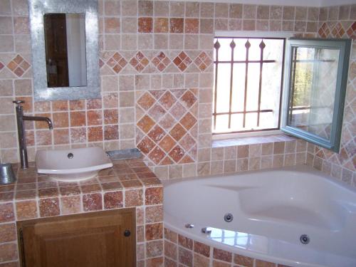 Phòng tắm tại La Bastide de Ninou maison de vacances Luberon