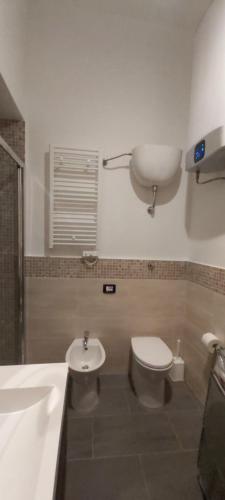 un baño con inodoro y lavabo en Suite 332, en Cagliari