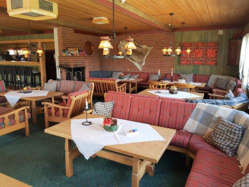 a restaurant with tables and couches in a room at Torsetlia in Dagali