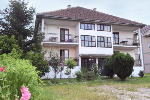 Zgradba, v kateri se nahaja apartma