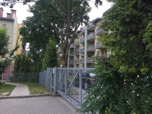 ogrodzenie przed budynkiem apartamentowym w obiekcie Apartament Sloneczny Taras w Olsztynie