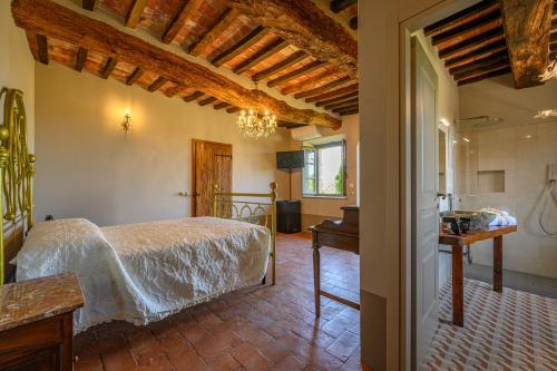 Una cama o camas en una habitación de Agriturismo Merigge Wellness & Spa Montepulciano