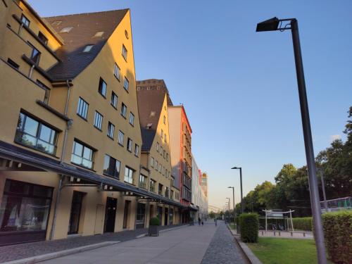 an empty city street with buildings and a street light at Großzügiges Zimmer mit Badezimmer in Rheinwohnung in Cologne