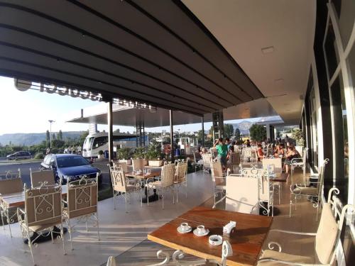 a restaurant with tables and chairs and a crowd of people at Hotel LISS 2 in Lezhë