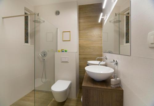 biała łazienka z umywalką i toaletą w obiekcie Il Verde w Splicie