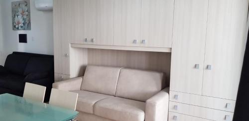 ein weißes Wohnzimmer mit einem Sofa und einem Tisch in der Unterkunft Frontemare Portoscuso in Portoscuso