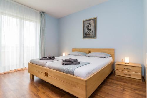 um quarto com uma cama grande e uma janela em Apartmani Kažun - App3 em Fažana