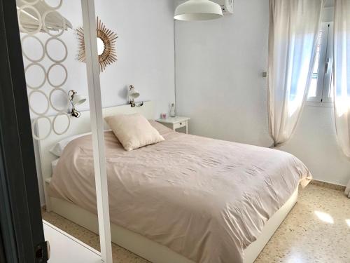 チクラナ・デ・ラ・フロンテーラにあるApartamento La Barrosaのベッドルーム(白いベッド1台、鏡付)