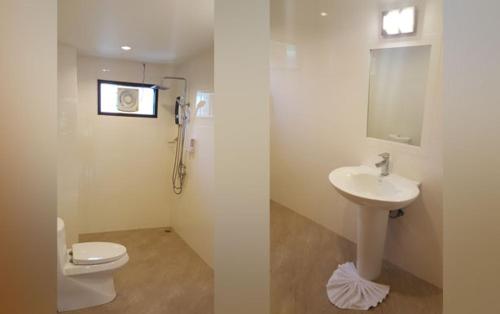 Ένα μπάνιο στο Oasis Apartments & Bar