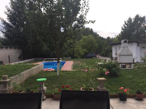 a yard with a swimming pool and a house at Piknik Apartmant in Fertőrákos