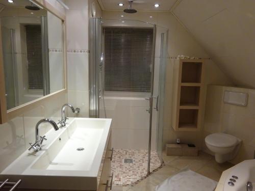 A bathroom at Holiday Home Zeewolde