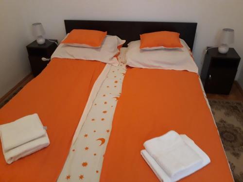 Posteľ alebo postele v izbe v ubytovaní Piac Utcai Apartman 2
