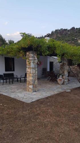 Το κτήριο όπου στεγάζεται  η παραθεριστική κατοικία