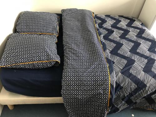 2 attaches assises au-dessus d'un lit dans l'établissement CHAMBRE INDIVIDUELLE CHEZ SANDRINE A 20 min des Portes de PARIS, à Saint-Gratien