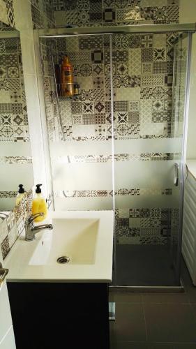 a bathroom with a sink and a shower at Apartamento Benidorm Luxury Levante in Benidorm