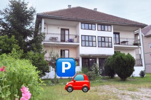 Ein kleiner roter Wagen parkte vor einem Haus in der Unterkunft Paradise in Vrnjačka Banja