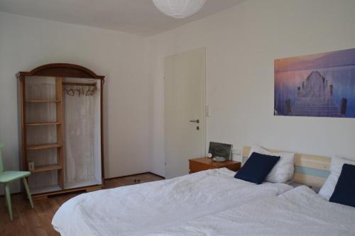 a bedroom with two beds and a painting on the wall at Vintage-Ferienwohnung für 2 in Schörfling