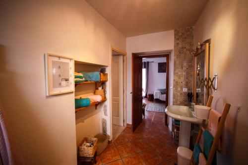 una stanza con un bagno con lavandino e WC di Casa Dante a Tías