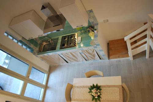 a kitchen with a stove and a table and chairs at Case Vacanze Agrumi in Portopalo