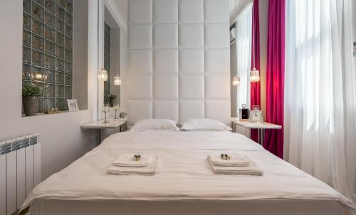 - une chambre avec un grand lit et des serviettes dans l'établissement Irina's cozy apartment #21, à Tbilissi