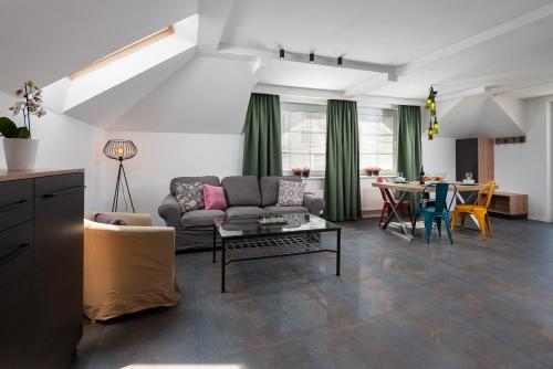 salon z kanapą i stołem w obiekcie Morskie Apartamenty "Zefir" "Notos" "Loft" "Gniazdo" we Władysławowie
