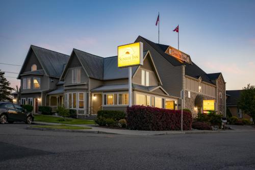 a building with a sign in front of it at Sunrise Inn in Anacortes