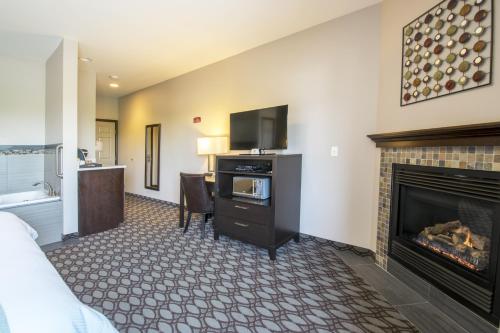 a hotel room with a fireplace and a television at Sunrise Inn in Anacortes