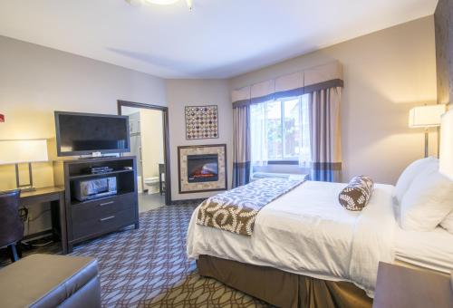 a hotel room with a bed and a flat screen tv at Sunrise Inn in Anacortes