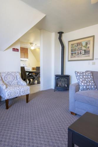 a living room with a couch and a fire place at Sunrise Inn in Anacortes