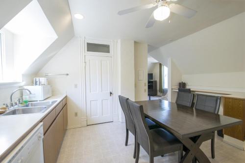 a kitchen and dining room with a table and chairs at Sunrise Inn in Anacortes