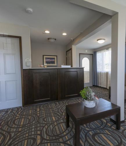 a waiting room with a table and a door at Sunrise Inn in Anacortes