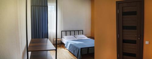 Een bed of bedden in een kamer bij Villa Tsinandali