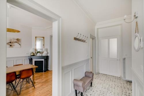 a dining room with white walls and a table and chairs at Maison Qui s'y frotte s'y pique in Robert-Espagne