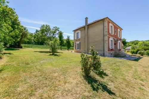 an old house in the middle of a field at Maison Qui s'y frotte s'y pique in Robert-Espagne