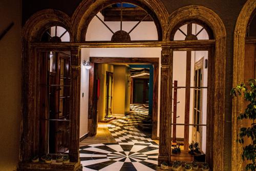 a hallway with a tile floor and an open doorway at Hotel Boutique Suri in La Serena