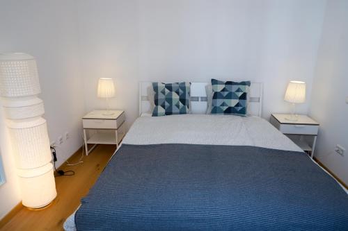 una camera con letto blu e due comodini di high class flat a Lussemburgo