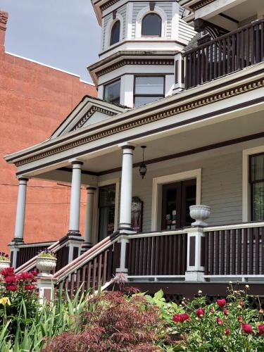 Mahogany Manor Bed & Breakfast – Photos 2